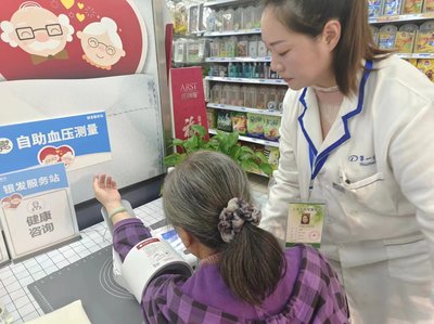 為老年人提供免費(fèi)健康檢測(cè)服務(wù)。勞動(dòng)報(bào)記者陸燕婷 攝影